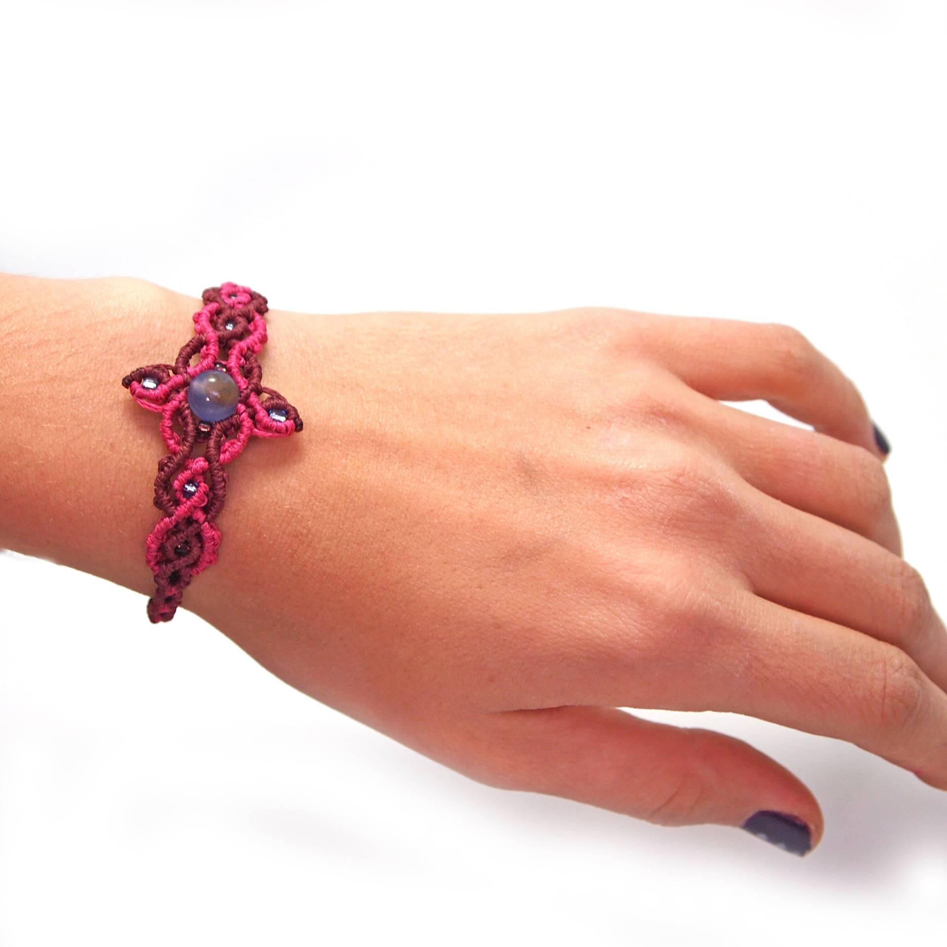 Makramee-Armband | Boho-Chic-stil Rosa Dunkelroten Rosen Faden Blau Grau Edelstein Von Hand Gewebt Zeichenfolge Handgeknüpfter Mandelblüte Makramee-Armband | Boho-Chic-stil Rosa Dunkelroten Rosen Faden Blau Grau Edelstein Von Hand Gewebt Zeichenfolge Handgeknüpfter Mandelblüte von PinsandfeathersArt
