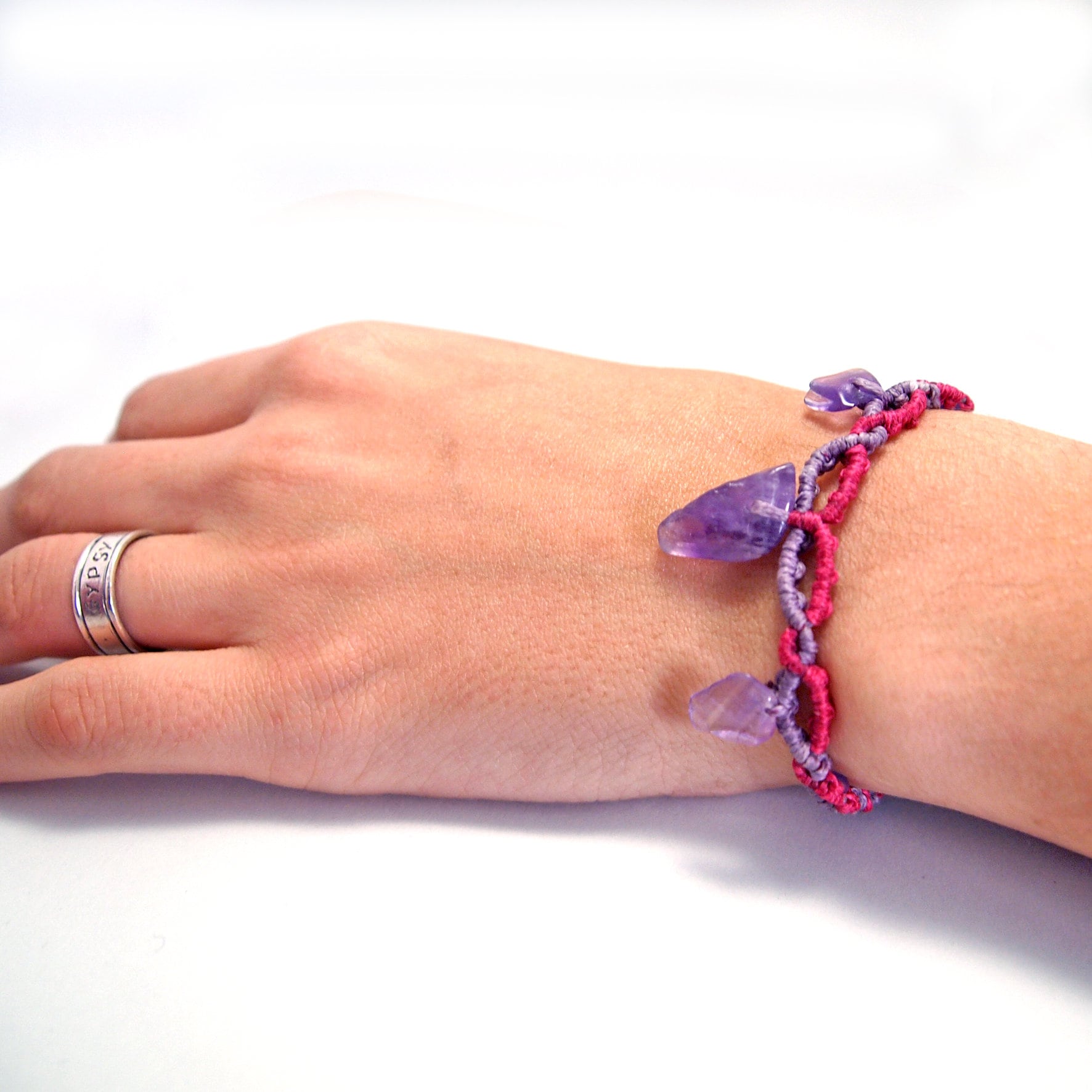 Makramee Armband | Purpe Rosa Faden Boho Chic Stil Lila Edelstein Amethyst Hand Geknüpft Akkord Gewebt String Purple Haze Makramee Armband | Purpe Rosa Faden Boho Chic Stil Lila Edelstein Amethyst Hand Geknüpft Akkord Gewebt String Purple Haze von PinsandfeathersArt