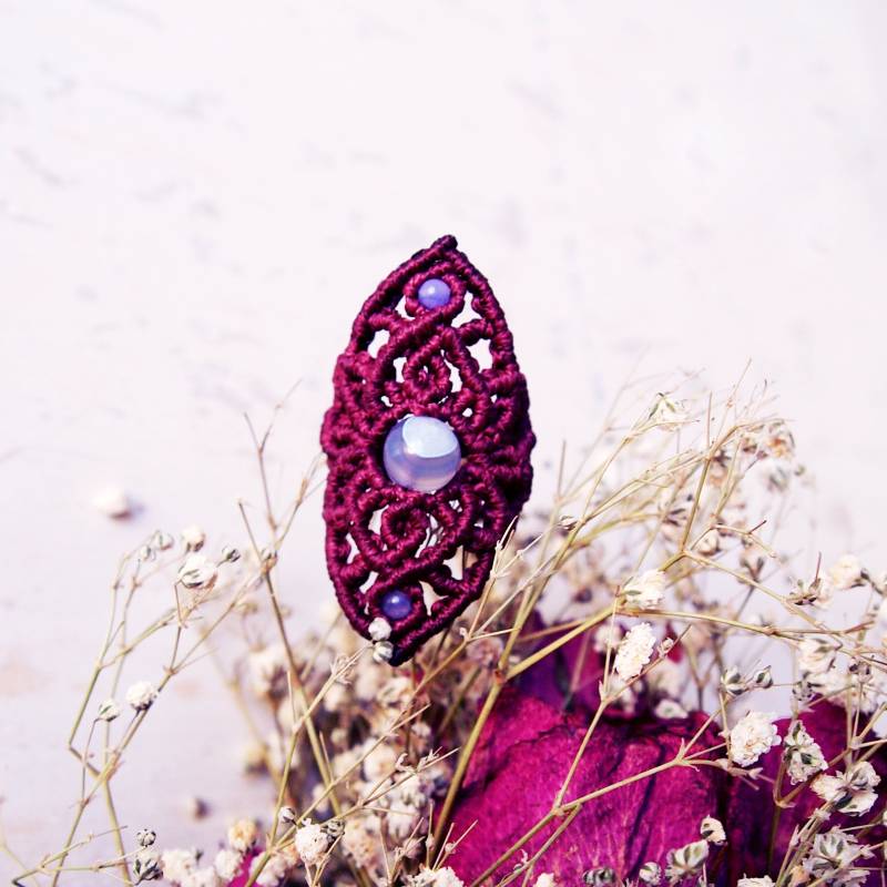Makramee Bordeaux Roten Ring | Boho Chic Roter Faden Des Schicksalsrings von PinsandfeathersArt