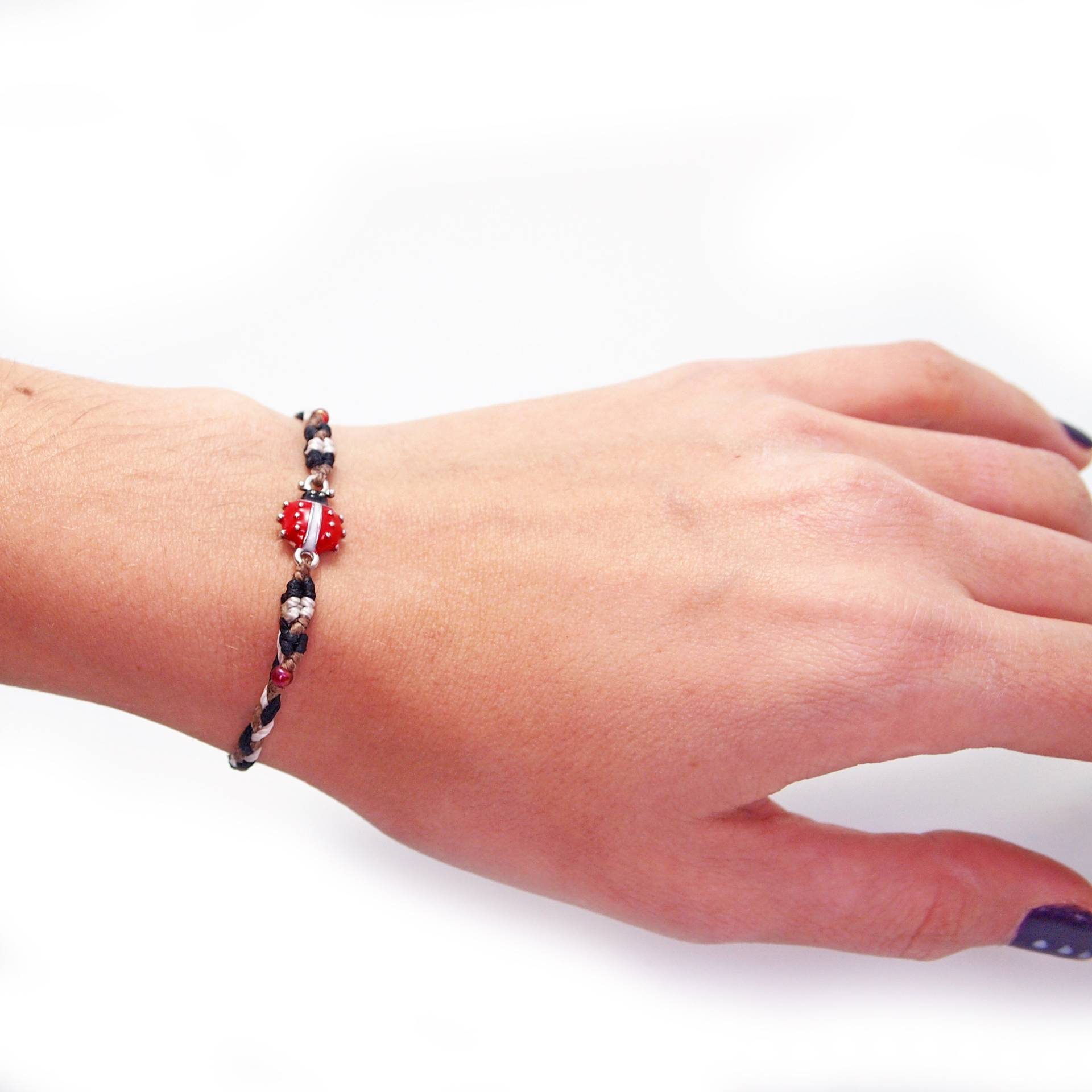 Makramee-Marienkäfer-Armband | Geflochtene Boho Ethno-Stil Schwarzen Und Weißen String Rote Emaille Marienkäfer Von Hand Geknüpfte Faden Gewebt Makramee-Marienkäfer-Armband | Geflochtene Boho Ethno-Stil Schwarzen Und Weißen String Rote Emaille Marienkäfer Von Hand Geknüpfte Faden Gewebt von PinsandfeathersArt