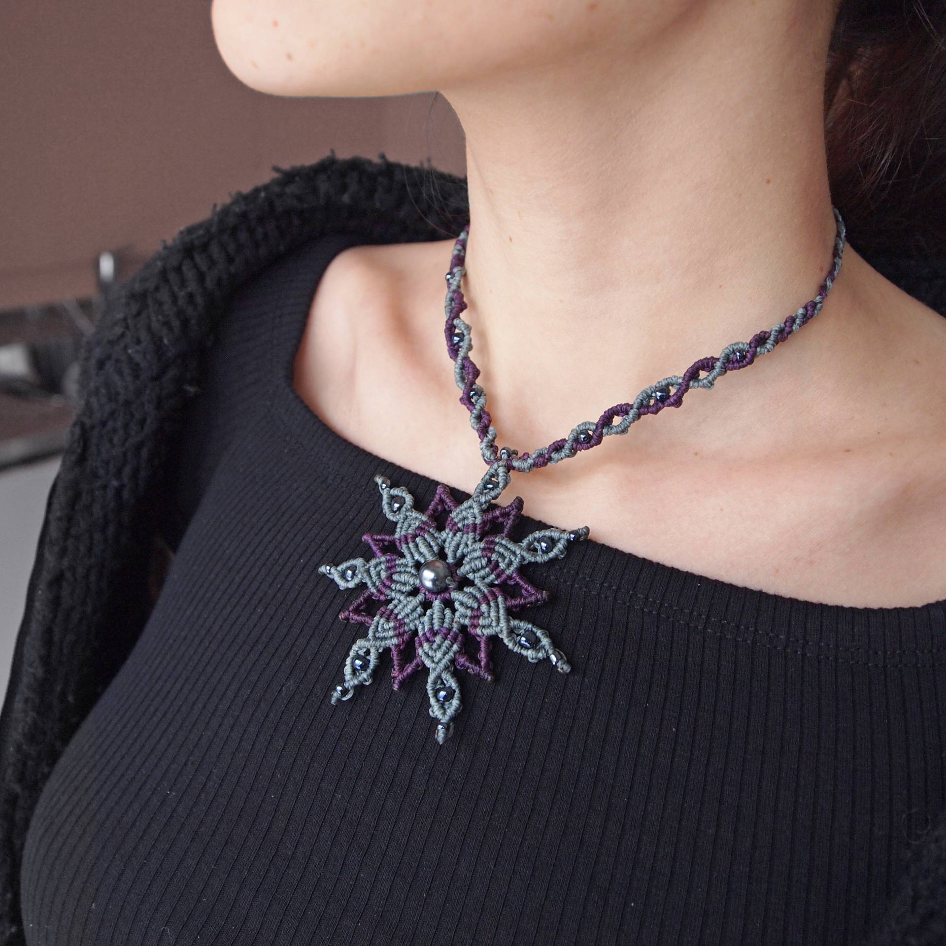 Makramee Schnee Flocken Halskette | Grau-Lila Boho-stil Schick Von Hand Geknüpfte Faden Festival Schmuck Lange Verstellbare Akkord Makramee Schnee Flocken Halskette | Grau-Lila Boho-stil Schick Von Hand Geknüpfte Faden Festival Schmuck Lange Verstellbare Akkord von PinsandfeathersArt
