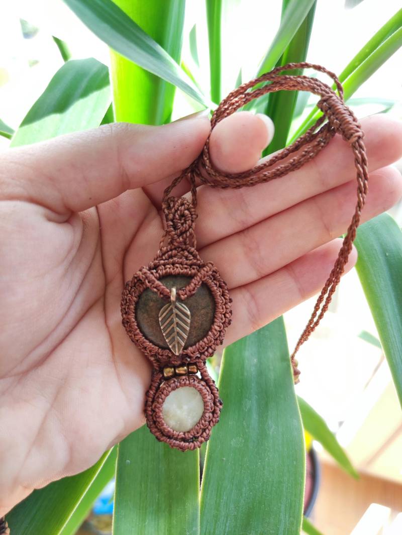 Handgemachte Braune Doppel-Makrameekette Mit Einem Tollen Hell Grünen Und Braunen Speckstein von Pinselzauberwelt1