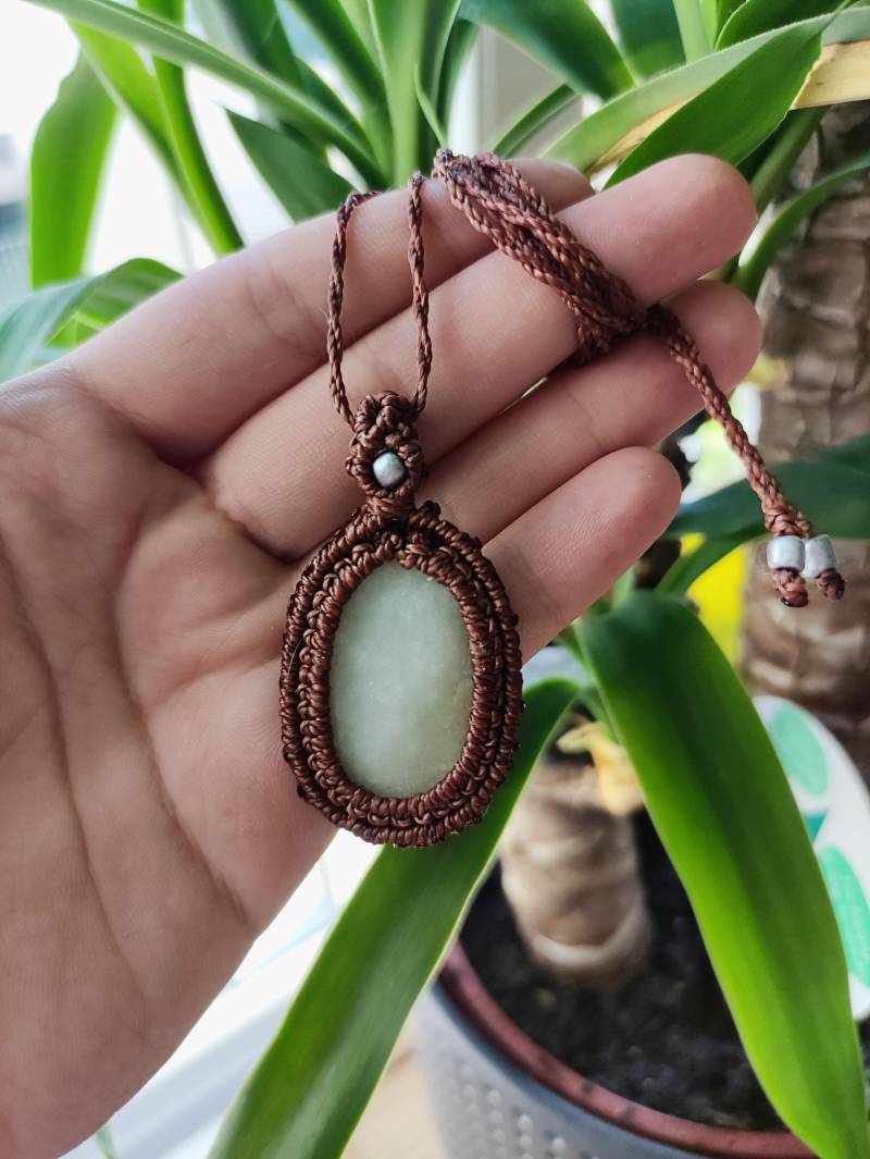 Handgemachte Braune Makrameekette Mit Einem Tollen Hell Grünen Speckstein Marmorierung von Pinselzauberwelt1