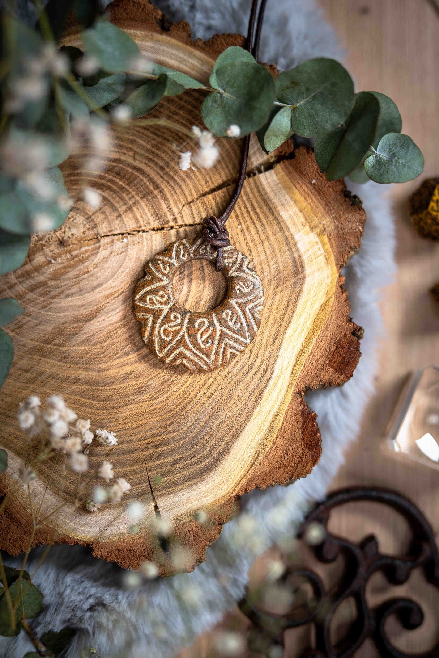 Handgemachte Braune Specksteinkette Mit Ornamenten von Pinselzauberwelt1