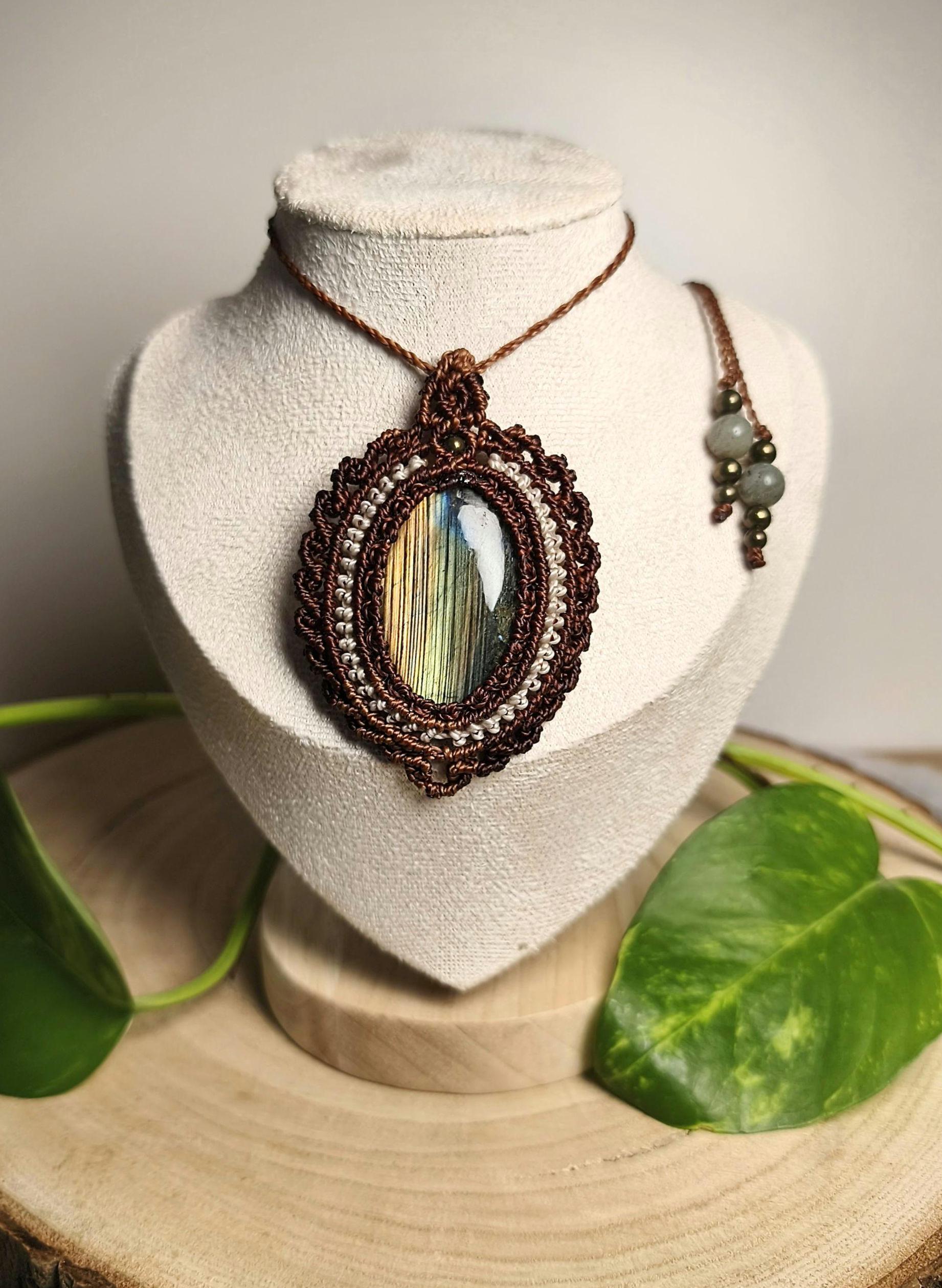 Handgemachte Makramee-Kette Mit Einem Schönen Labradoriten Als Schmuckstein, Welcher in Makramee Eingefasst Wurde von Pinselzauberwelt1