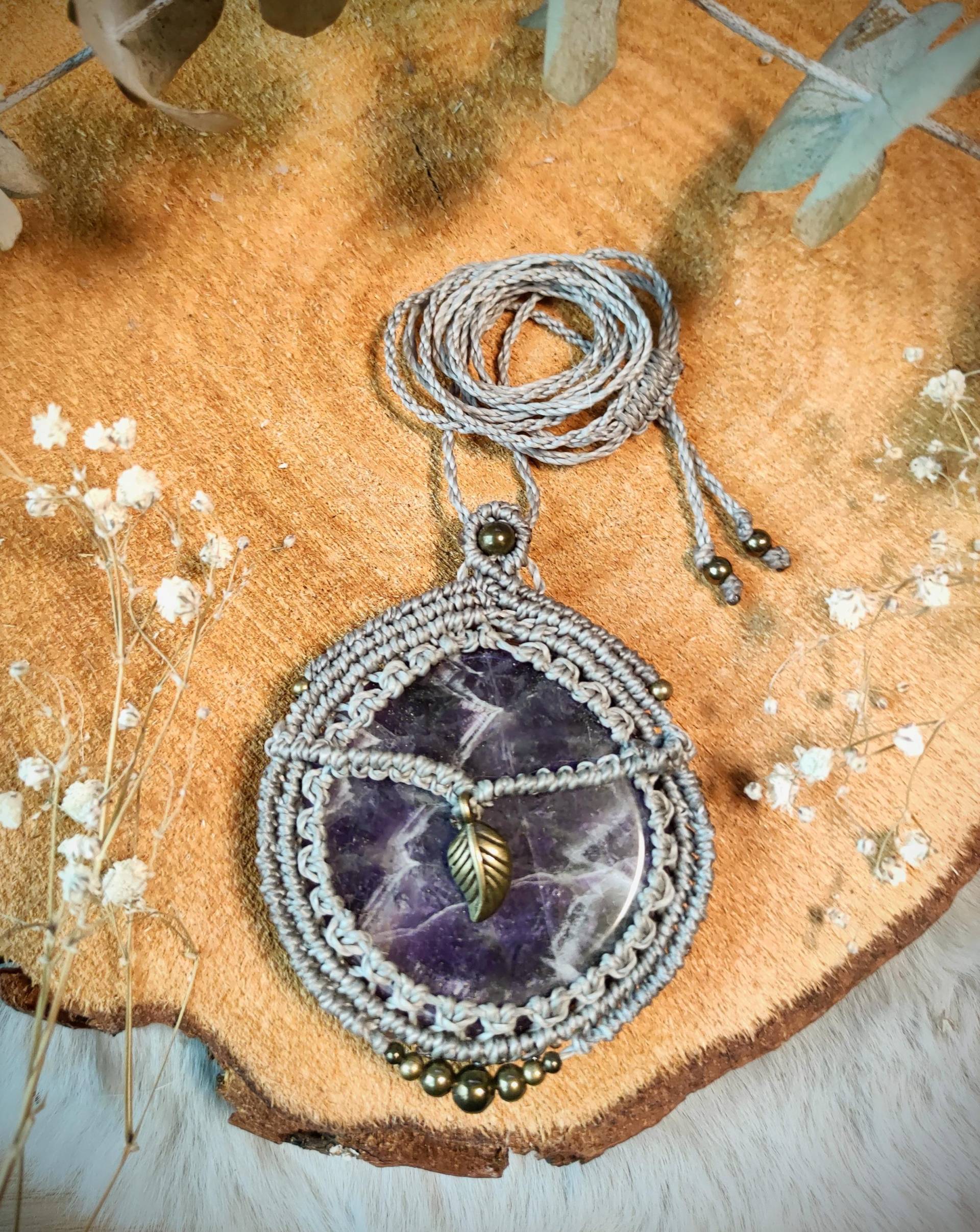 Handgemachte Makrameekette Mit Einem Schönen Chevron-Amethyst Als Schmuckstein, Welcher in Grauem Makrameegarn Eingefasst Wurde von Pinselzauberwelt1
