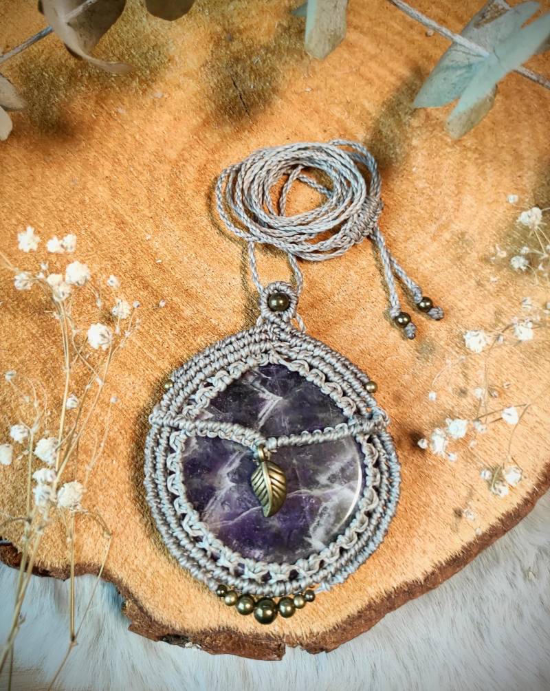 Handgemachte Makrameekette Mit Einem Schönen Chevron-Amethyst Als Schmuckstein, Welcher in Grauem Makrameegarn Eingefasst Wurde von Pinselzauberwelt1
