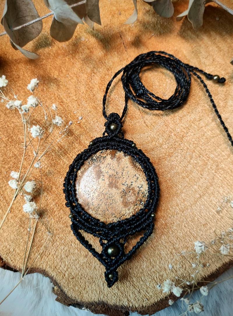 Handgemachte Makrameekette Mit Einem Schönen Landschafts Jaspis Als Schmuckstein, Welcher in Schwarzen Makrameegarn Eingefasst Wurde von Pinselzauberwelt1