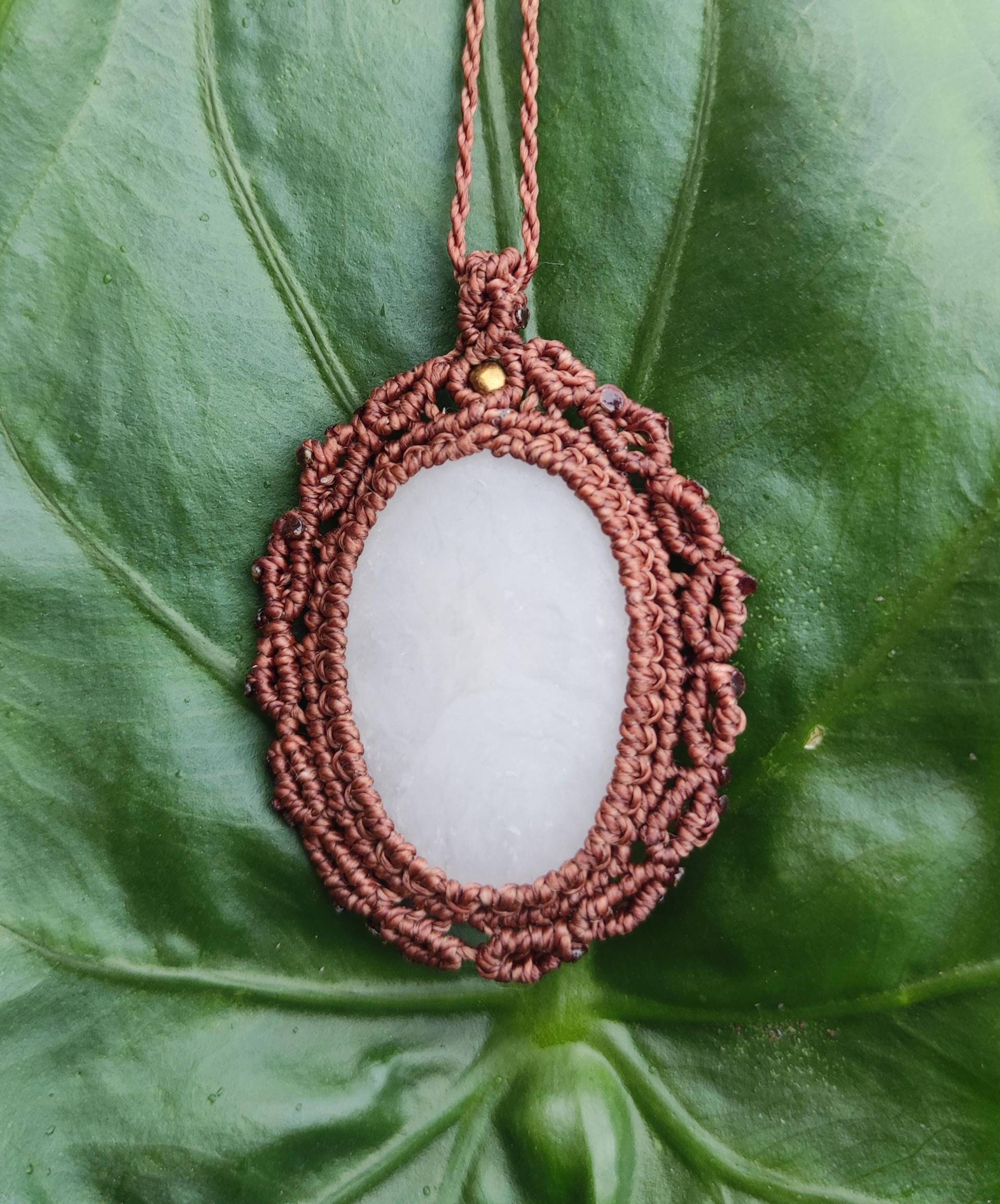 Handgemachte Makrameekette Mit Einem Tollen Weißen Speckstein | Optisch Ähnlich Zu Dem Edelstein Jade Handgemachte Makrameekette Mit Einem Tollen Weißen Speckstein | Optisch Ähnlich Zu Dem Edelstein Jade von Pinselzauberwelt1