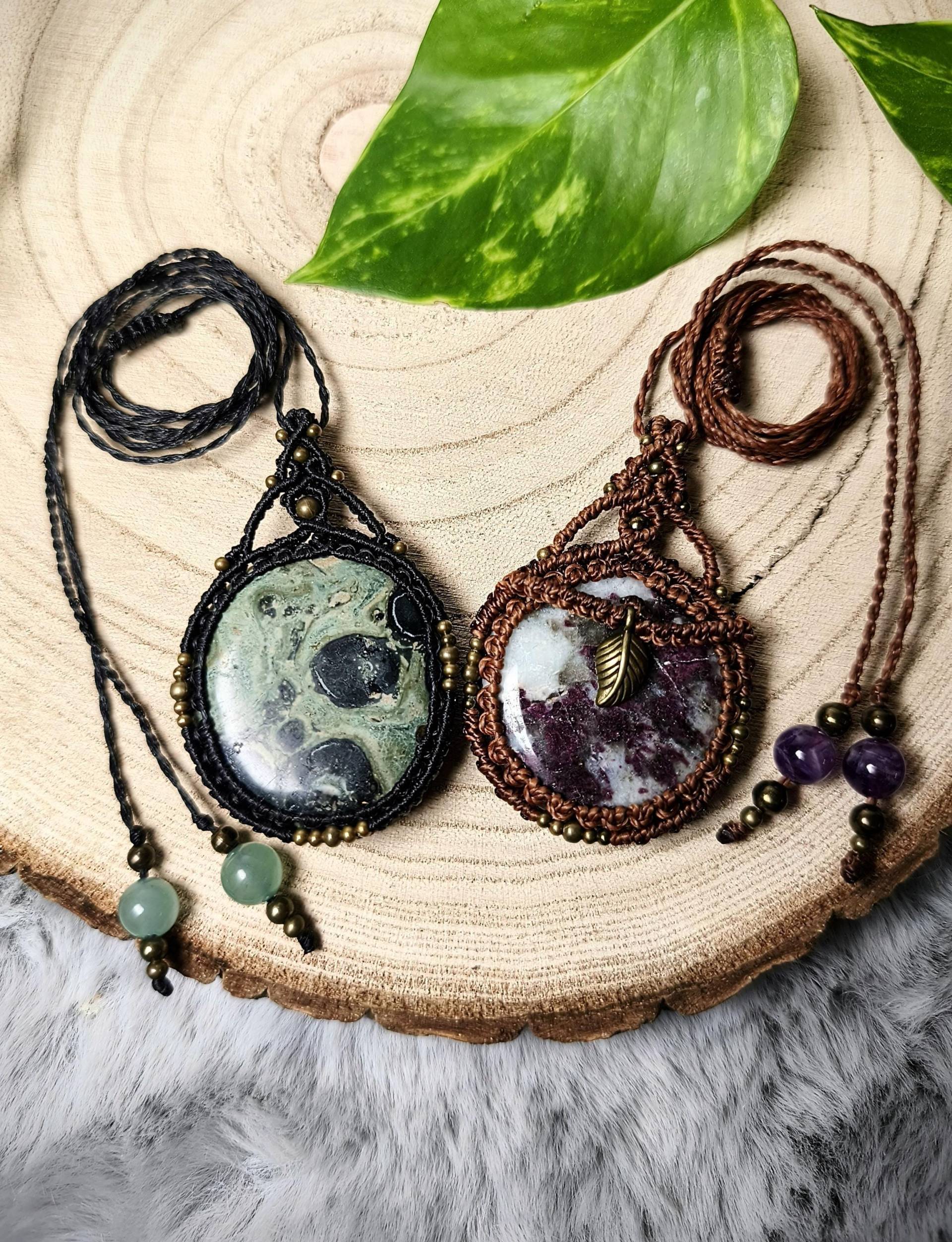 Handgemachte Makrameeketten Mit Besonderen Edelsteinen Als Schmucksteine von Pinselzauberwelt1