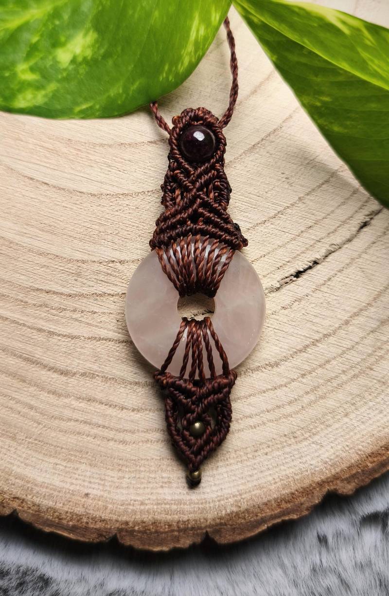 Handgemachte Makrameeketten Mit Rosenquarz Edelsteinen Als Schmucksteine von Pinselzauberwelt1