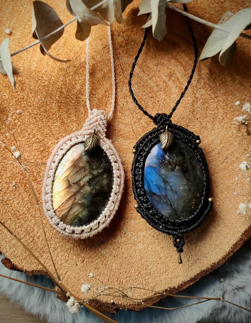 Handgemachte Makrameekette Mit Einem Schönen Bunten Und Blauen Labradoriten Als Schmuckstein von Pinselzauberwelt1