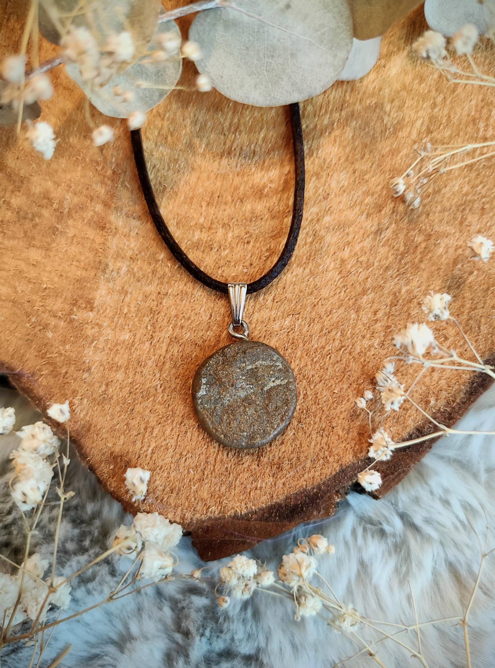 Handgemachte Specksteinkette Mit Schlichtem, Natürlichen, Braunen, Runden Anhänger von Pinselzauberwelt1