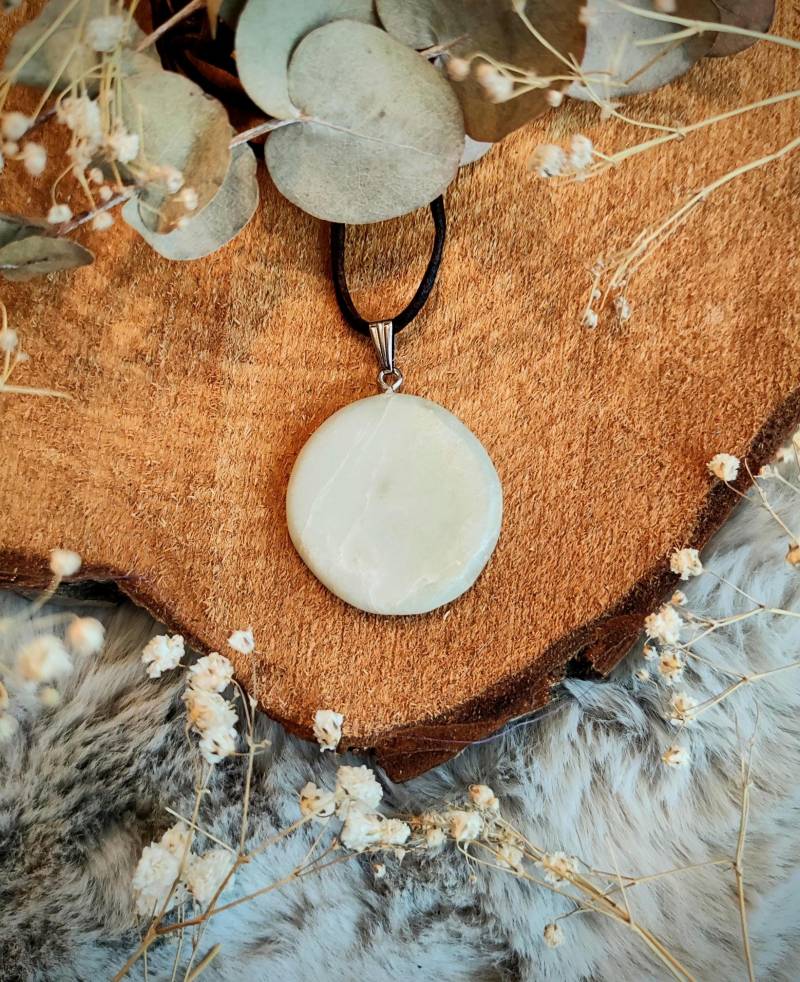 Handgemachte Specksteinkette Mit Wunderschönem Mint-Farbenen/ Hell Grünen Specksteinanhänger von Pinselzauberwelt1