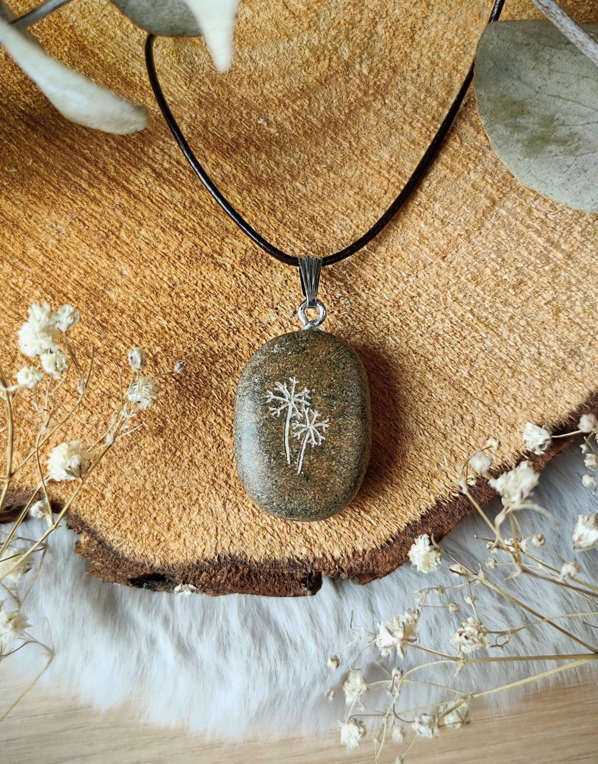 Handgemachte Specksteinketten Mit Ovalem Braunen Anhänger Und Gravur von Pinselzauberwelt1