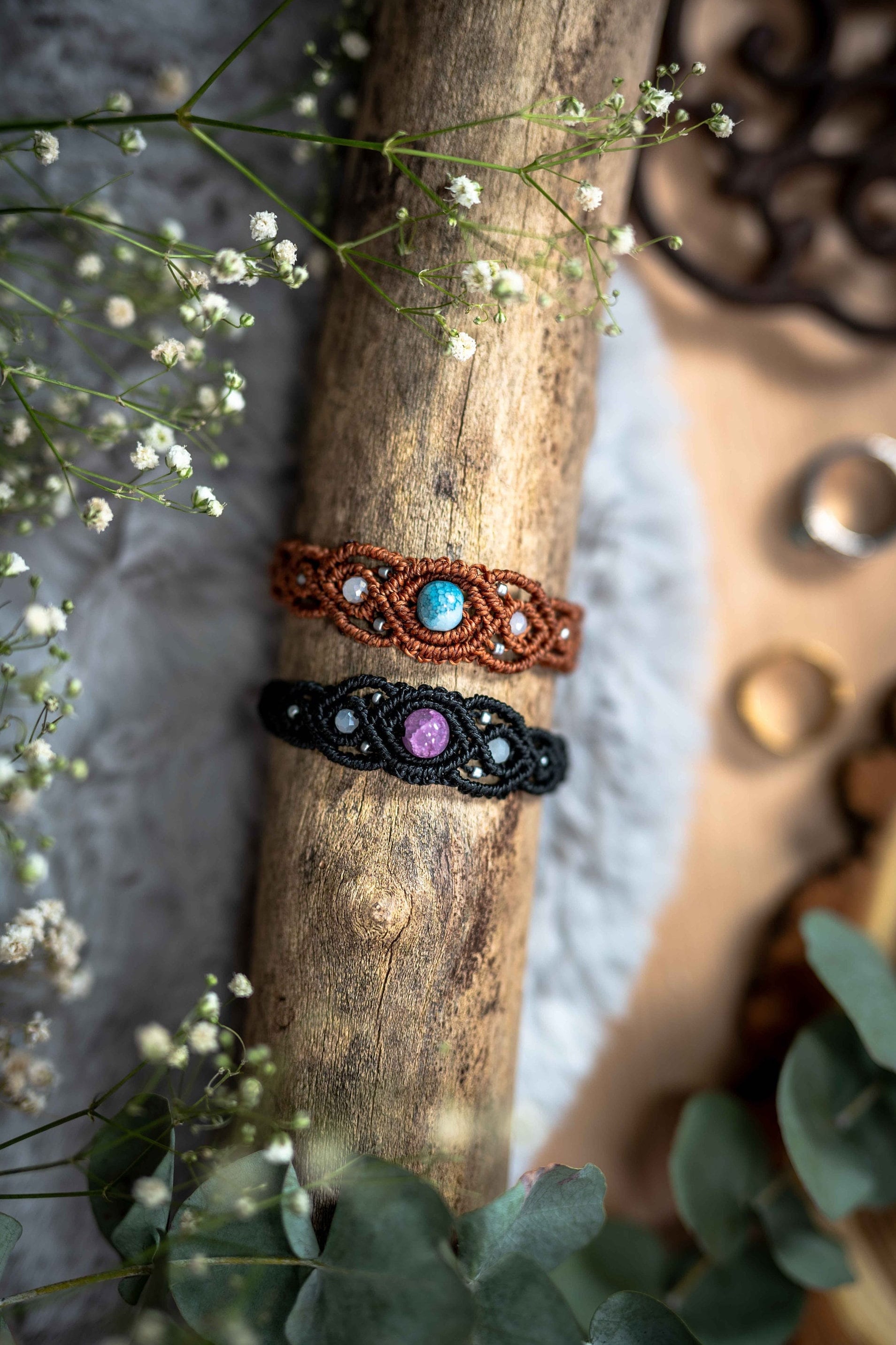 Makramee Armband Mit Edelsteinperle Oder Holzperle von Pinselzauberwelt1