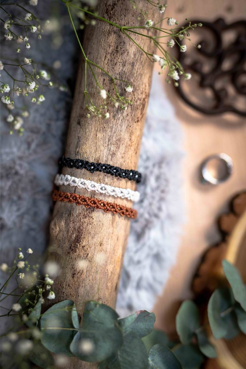 Makramee Armband Mit Kleinen Perlen von Pinselzauberwelt1
