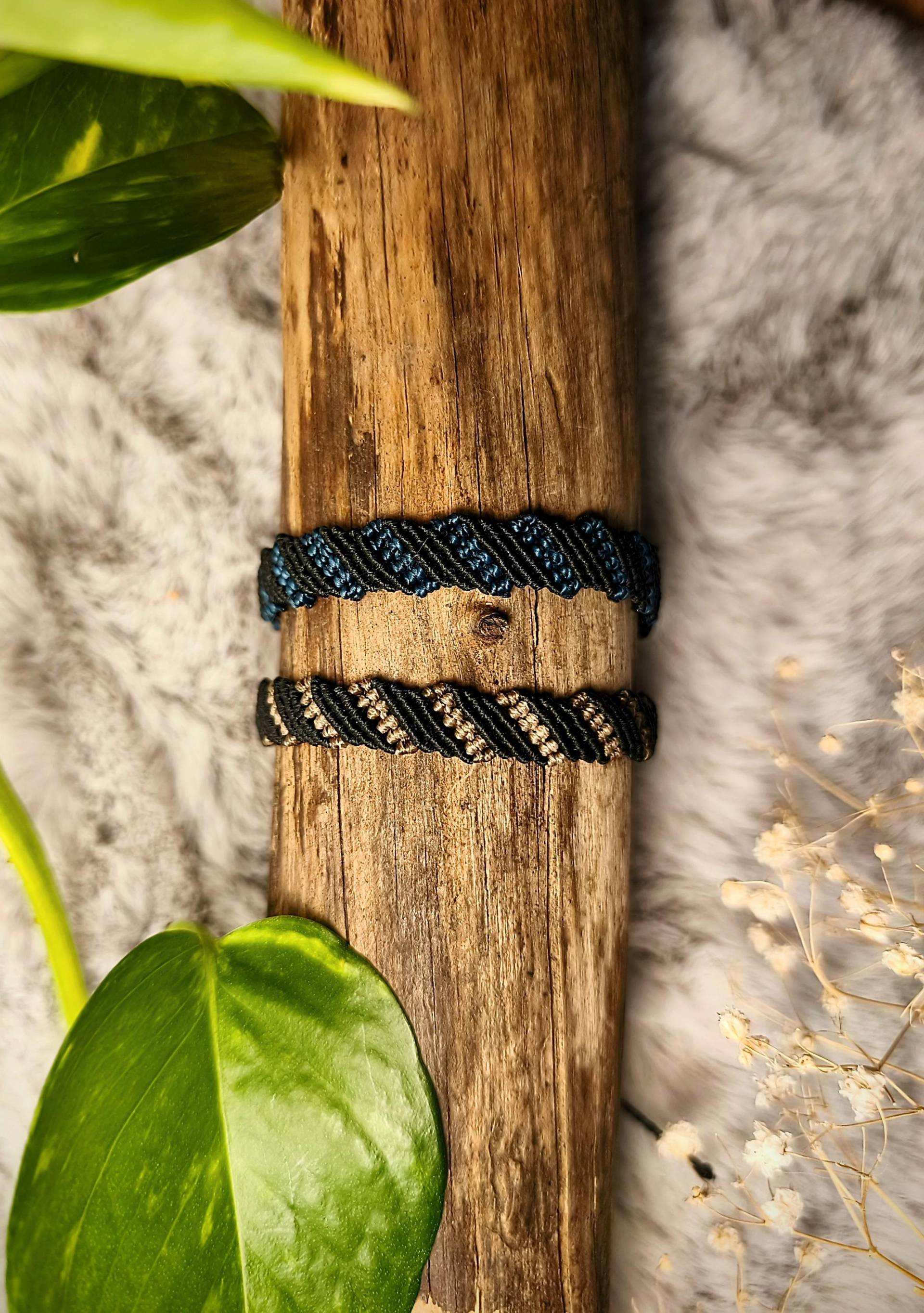 Makramee Armband Mit Schönem, Neutralen Zweifarbigem Muster von Pinselzauberwelt1