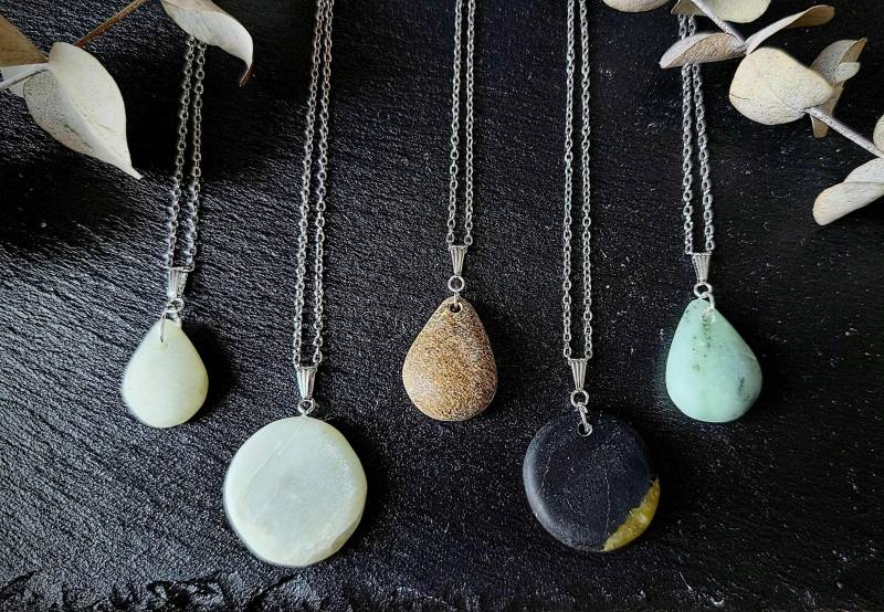 Schöne Handgemachte Specksteinketten Mit Edelstahlkette Und Personalisierter Gravur von Pinselzauberwelt1