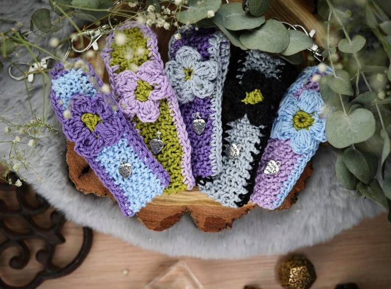 Schöne Selbstgehäkelte Schlüsselanhänger Mit Blumen Aus Wolle von Pinselzauberwelt1