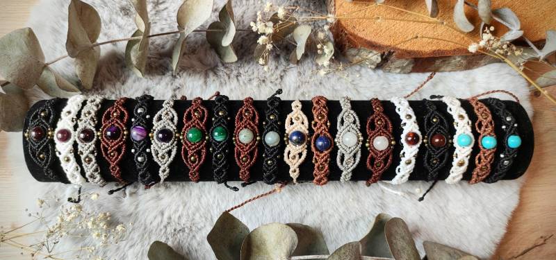 Schönes Makramee Armband Mit Geburtsstein Als Edelsteinperle von Pinselzauberwelt1