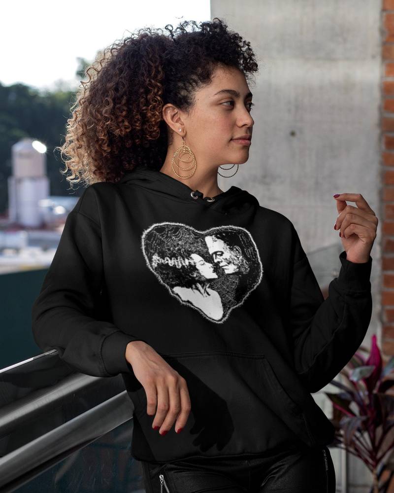 Frankenstein Und Braut Küssen Herzform Unisex Pullover Hoodie von PinsnBones