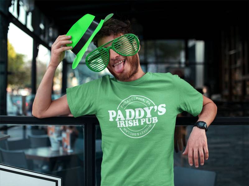 Pins & Bones St Patircks Day Shirt Paddy Es Irish Pub Themed Philly Pattys Green T-Shirt von PinsnBones