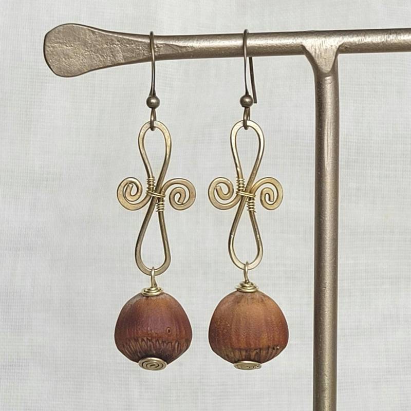 Goldene Ohrringe Aus Messing & Haselnuss Goldene Ohrringe Aus Messing & Haselnuss von Pintazzle