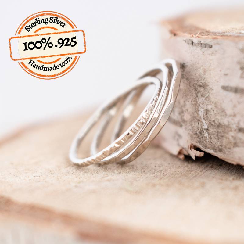 Drei Silber Stacking Ring Set Skinny Sterling Ringe, Strukturierte Stackers von Pintody