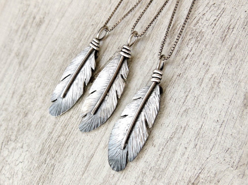 Kleine Feder Halskette, Sterling Silber Boho Charm Anhänger von Pintody
