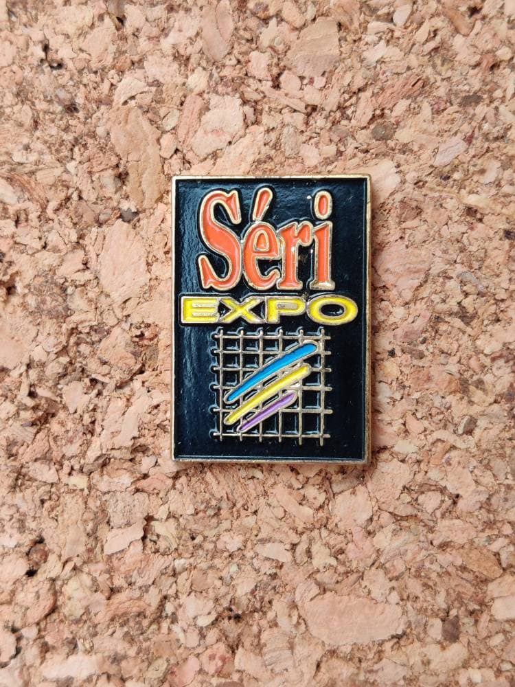 90Er Jahre Grafik Vintage Emaille Pin Design Inspiration. Möglicherweise Sérifroid Werbung Merch 90Er Jahre Grafik Vintage Emaille Pin Design Inspiration. Möglicherweise Sérifroid Werbung Merch von PintopiaPintopia