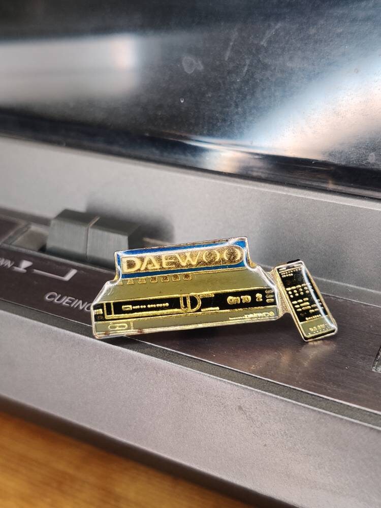 Daewoo Dvd Player Vintage Emaille Anstecknadel Daewoo Dvd Player Vintage Emaille Anstecknadel von PintopiaPintopia