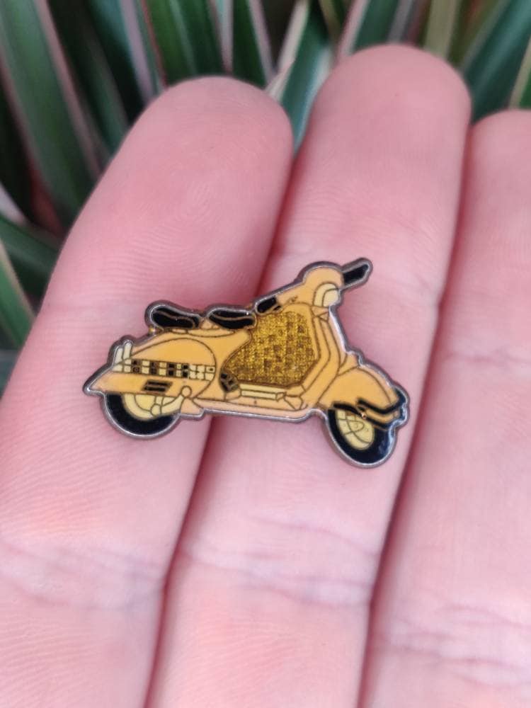 Motorroller, Moped Vintage Emaille Anstecknadel Anstecker Motorroller, Moped Vintage Emaille Anstecknadel Anstecker von PintopiaPintopia