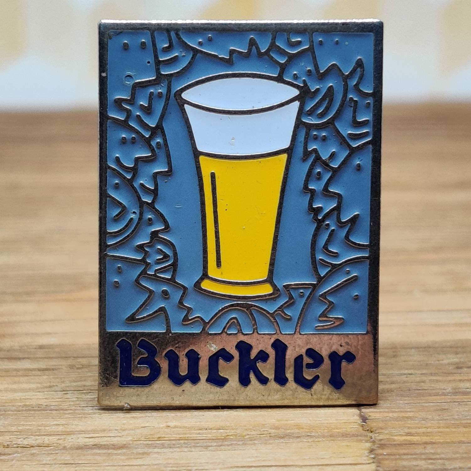 Vintage Buckler Bier Emaille Pin Abzeichen Sammlerstück Bar Accessoire von PintopiaPintopia