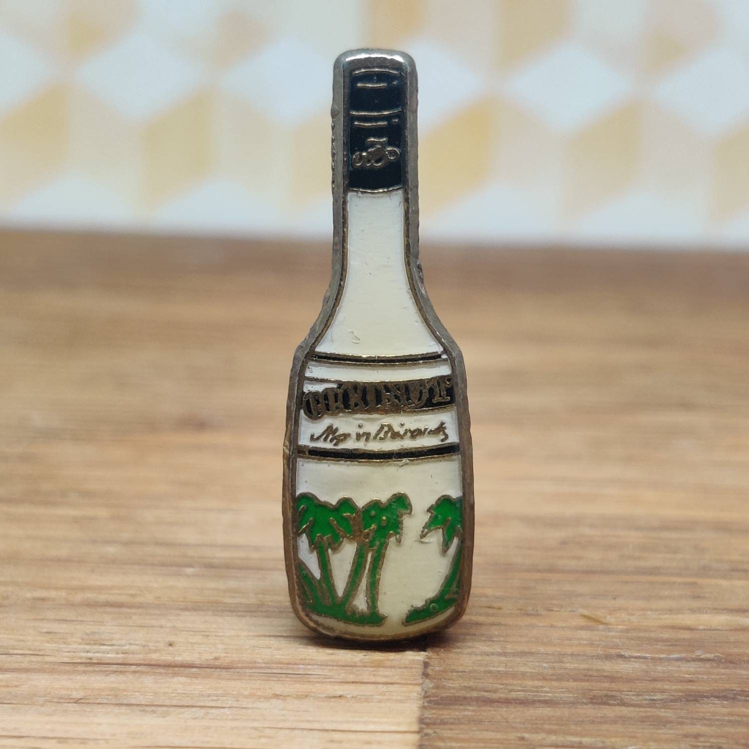 Vintage Kokos-Likör-Pin-Abzeichen von PintopiaPintopia