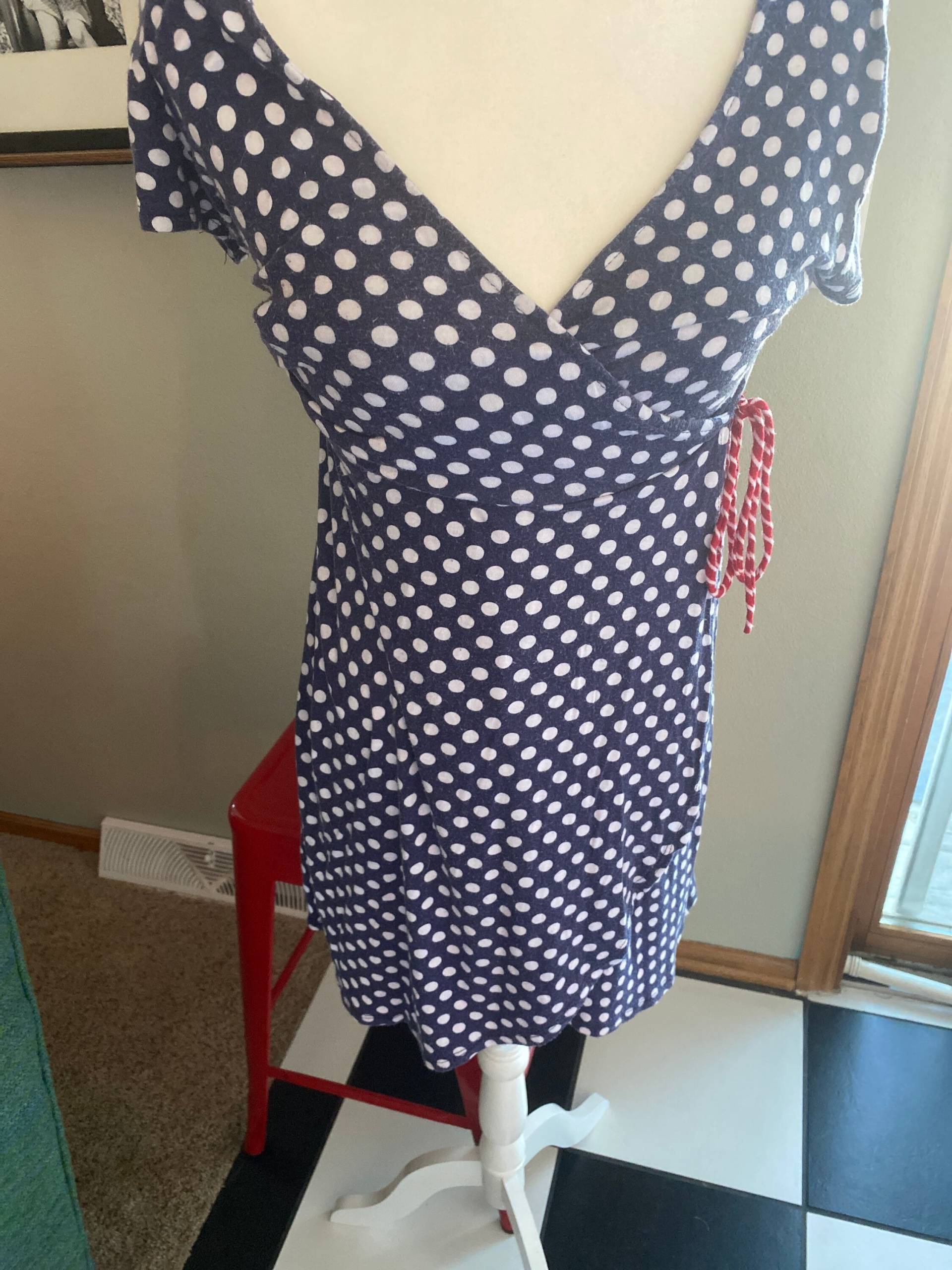 Blaues Wickelkleid Mit Pünktchenmuster von PinupperfectionFinds