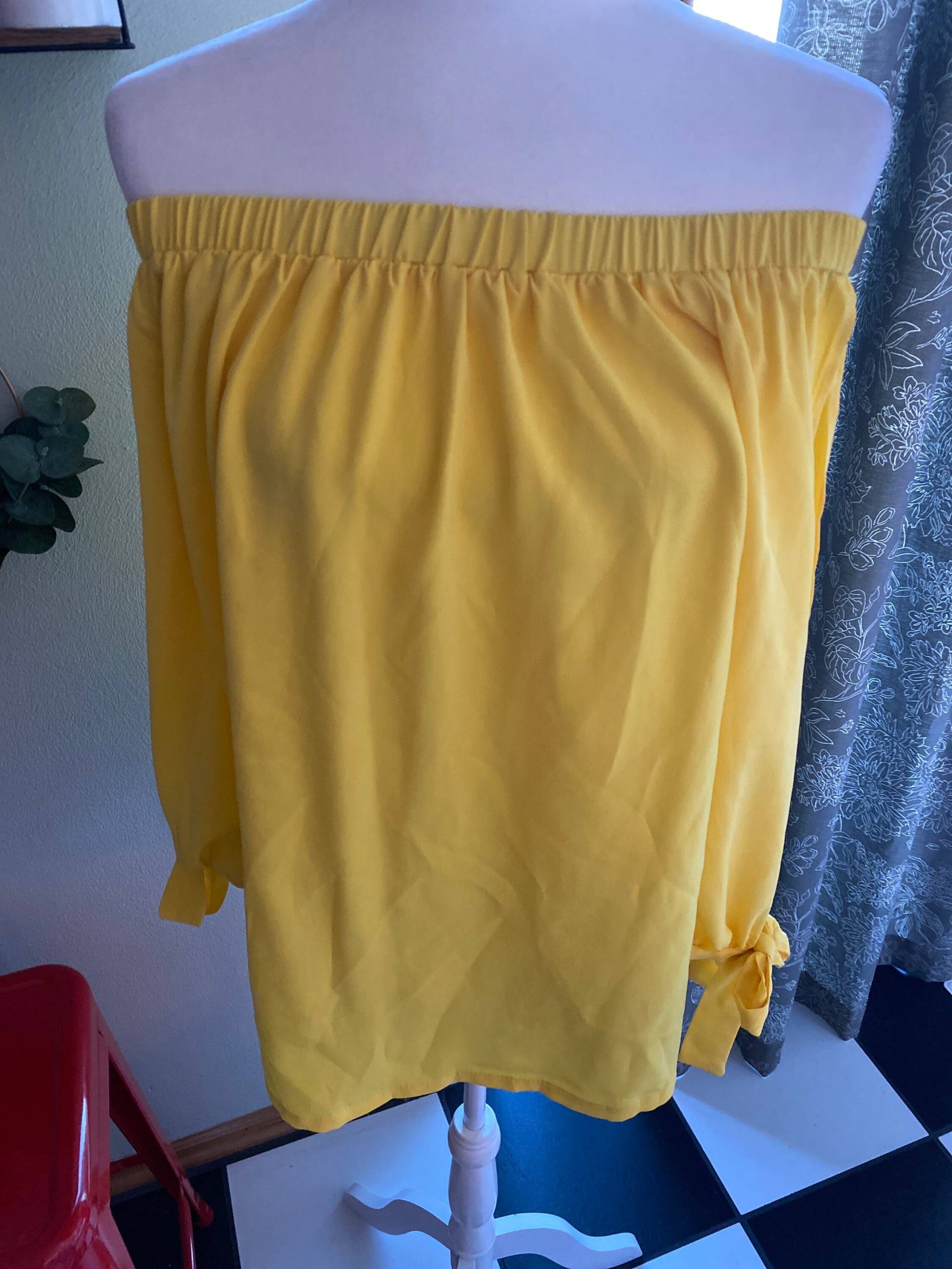 Gelbe Kalte Schulterbluse Gelbe Kalte Schulterbluse von PinupperfectionFinds