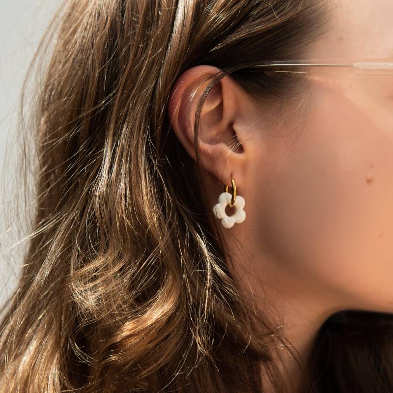 Flower Girl Ohrringe - Creolen in Gold Oder Silber Mit Buntem Blumenanhänger von Pipaperle