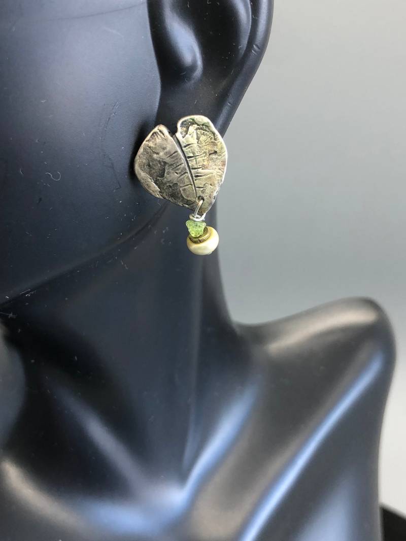 Silberfarbener Ginkgo - Form Ohrstecker Mit Grüner Glasperle Und Perlen Baumeln von PipersPanoply