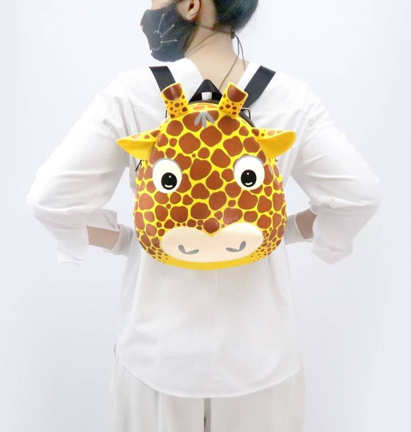Handbemalte Giraffe Rucksack Wandelbare Umhängetasche von Pipobypimprapa