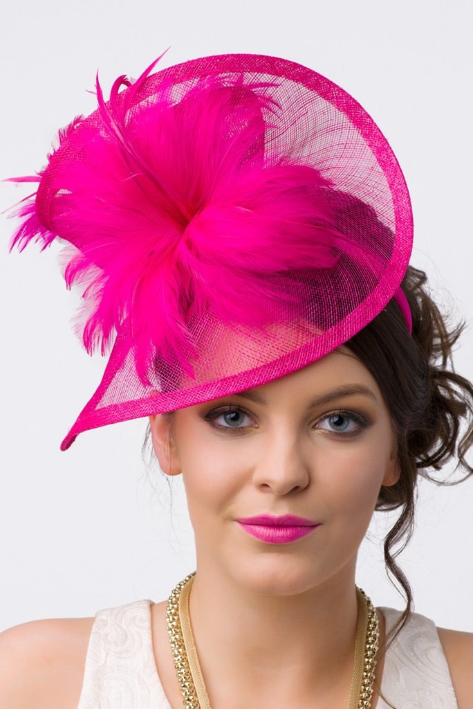 Fuschia Fascinator - "Victoria" Fuchsia Twist Mesh Hut Stirnband Mit Flugfedern von PippaAndPearl