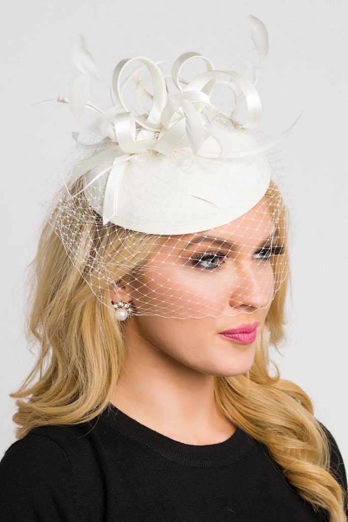 Perlen Weißer Fascinator - "Juliet" Perle Weiß Rund Filz Sinamay Hut Mit Federn Und Satinbändern von PippaAndPearl