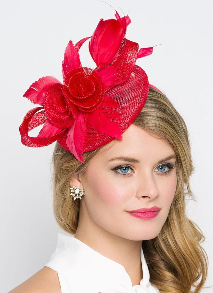 Roter Fascinator - "Emelia Rose" Hut Stirnband Mit Runder Basis Aus Sinamay." von PippaAndPearl