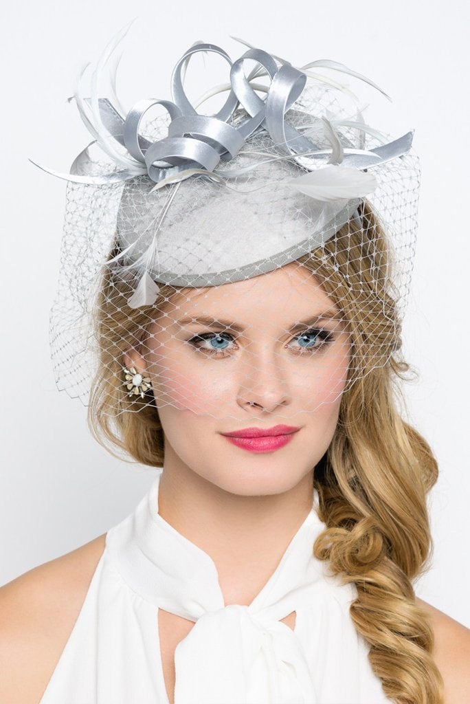 Silber Grau Fascinator - "Julia" Silber-Grau Runde Sinamay Filzhut Mit Federn Und Satinbänder von PippaAndPearl