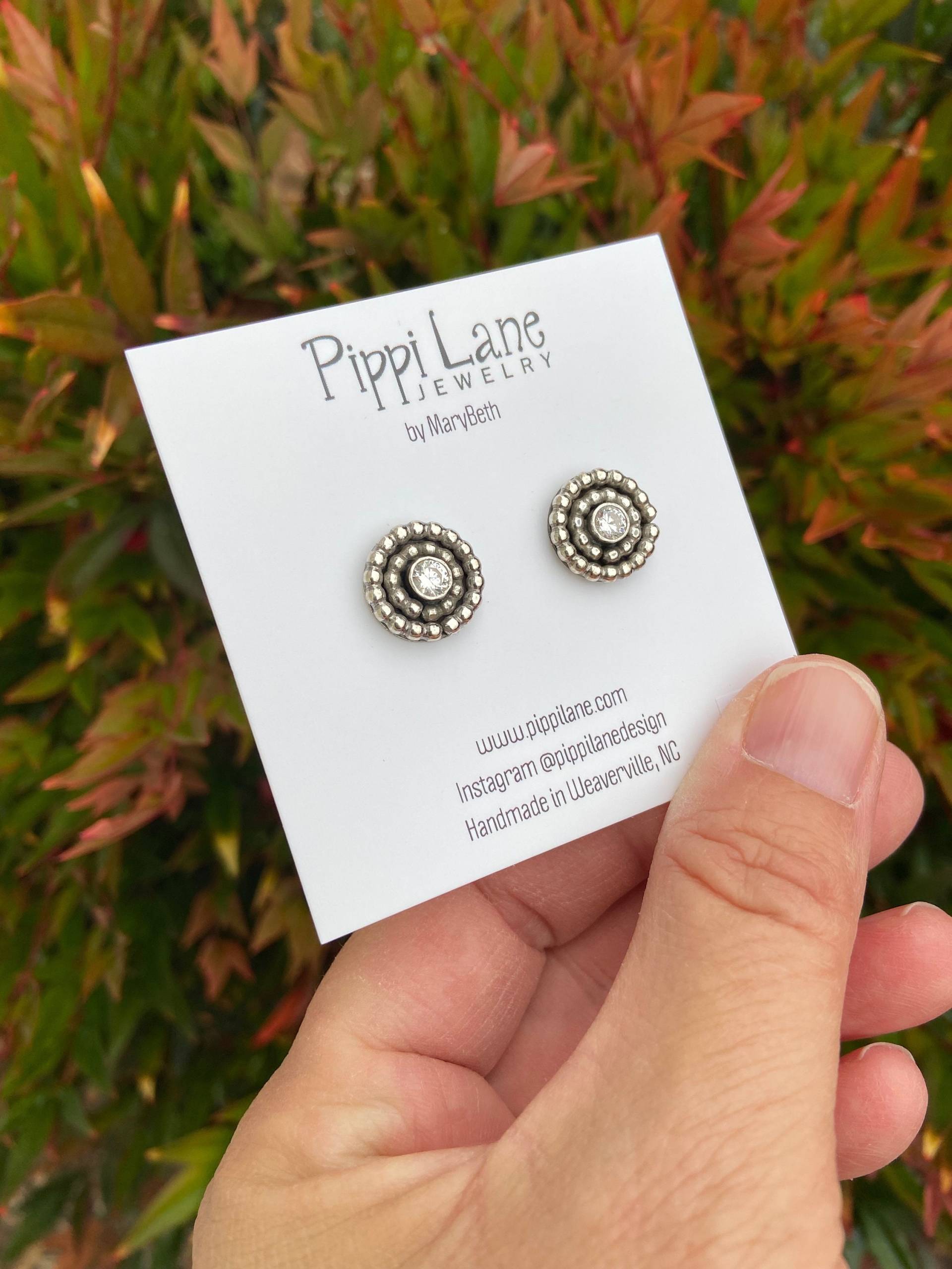 Cubic Zirkonium Ohrstecker Mit Silberfarbener Metallfassung Cubic Zirkonium Ohrstecker Mit Silberfarbener Metallfassung von PippiLane