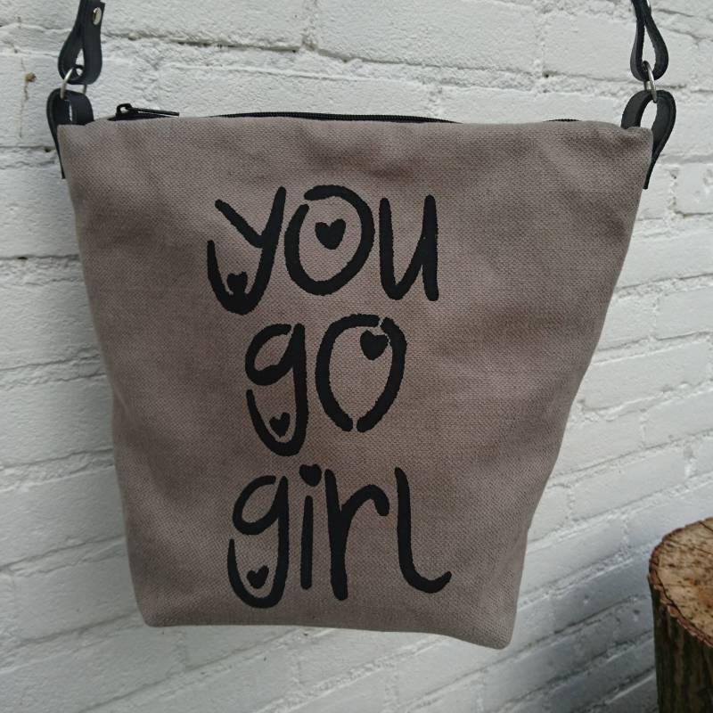 Crossbody Bag, Schultertasche, Text You Go Girl, Reisetasche, Canvas, Spruch, Schwarzer Print, Verstellbarer Schultergurt. Reisepass, E-Reader von PippiesDesign