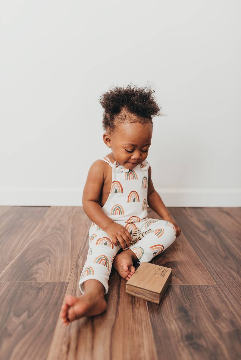 Regenbogen Overalls, Erdfarbene Mädchen Overall, Jungen Knoten Herbst Niedliche Strampler von PippinHillDesigns