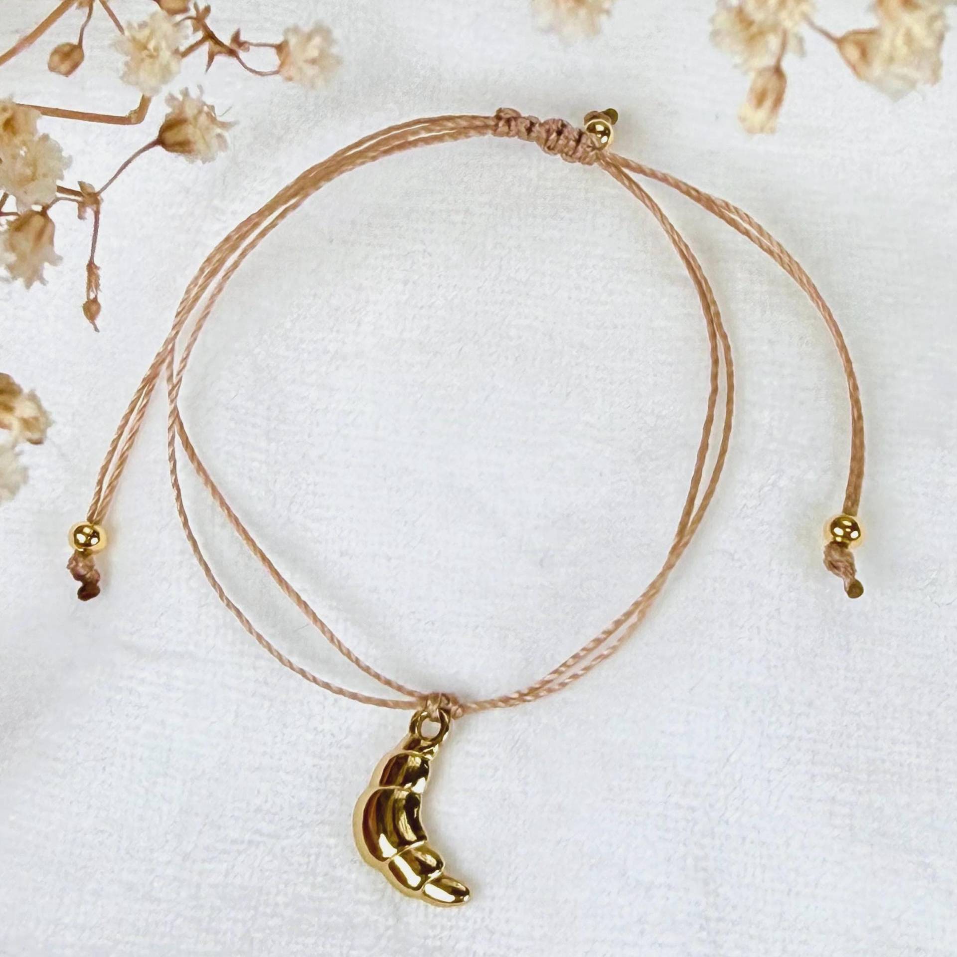 Armband Croissants Freundschaftsarmband Personalisierbar Geschenk Schmuck Perlenarmband Glücksbringer Gold Mädchen Paris Croissant von Pipspiration