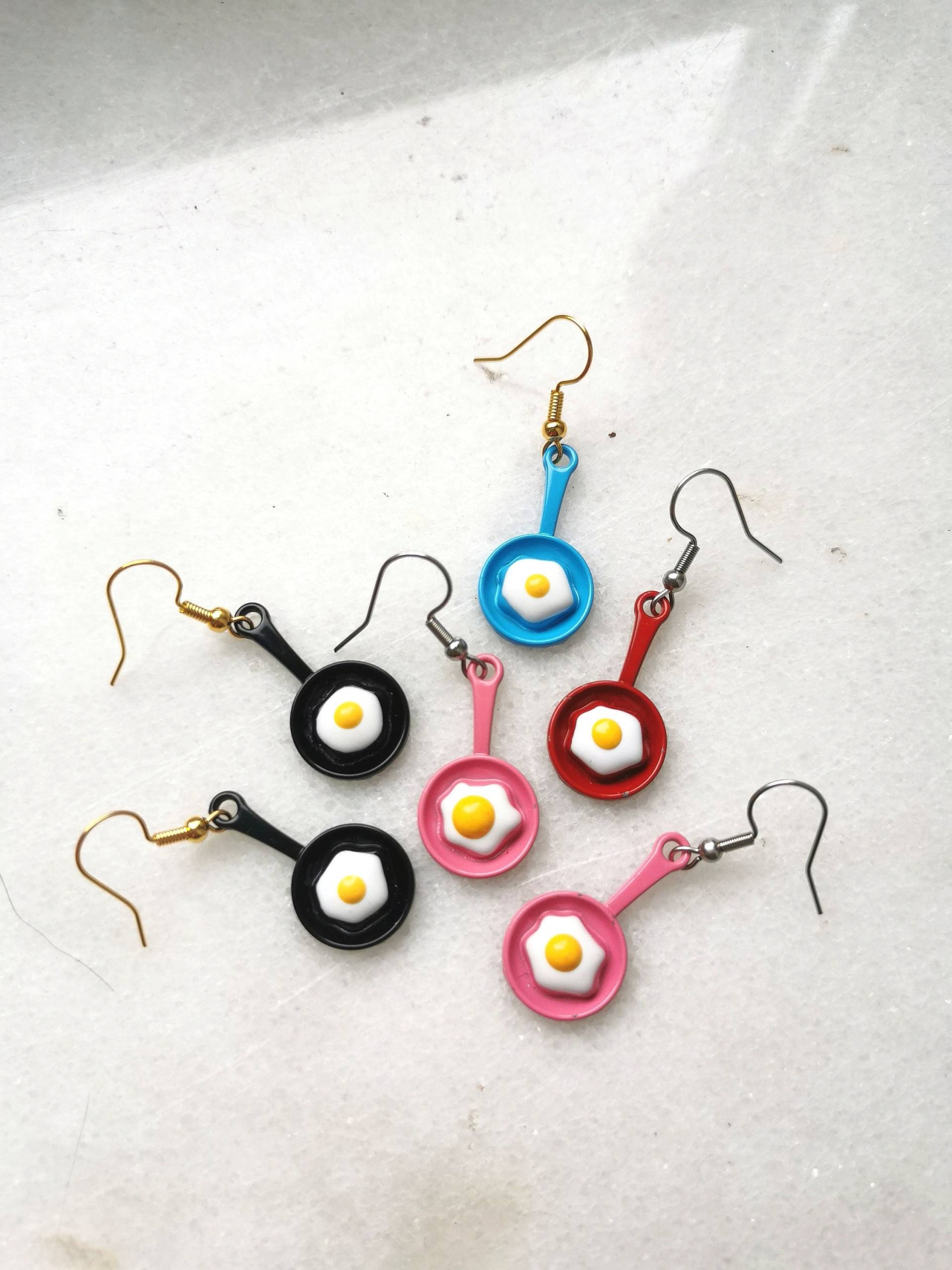 Ohrringe Mit Ei in Der Pfanne, Spiegelei, Brunch-Frühstücksclub-Outfit, Bunter Kochschmuck, Vintage-Retro-Food-Art, Gutes Geschenk von PiranhaUniqueJewelry