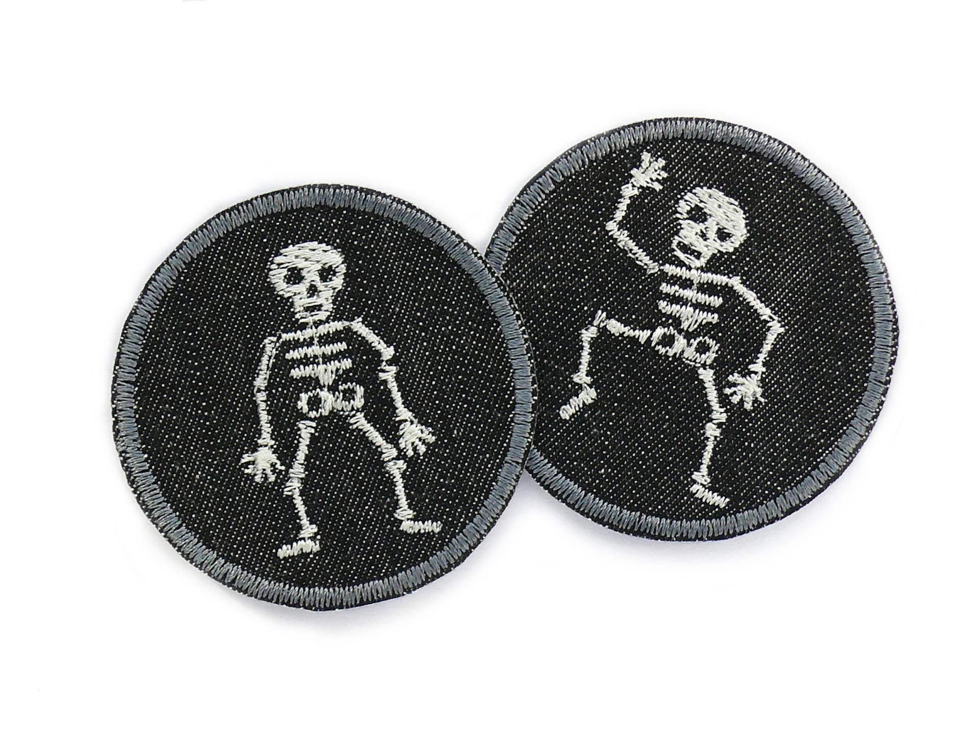 2 Halloween Patches Aufbügler Skelette, 5, 5 cm, Gestickte Bügelbilder Für Halloween-Outift, Aufnäher Zum Aufbügeln Flicken Accessoire 2 Halloween Patches Aufbügler Skelette, 5, 5 cm, Gestickte Bügelbilder Für Halloween-Outift, Aufnäher Zum Aufbügeln Flicken Accessoire von Piratenbande